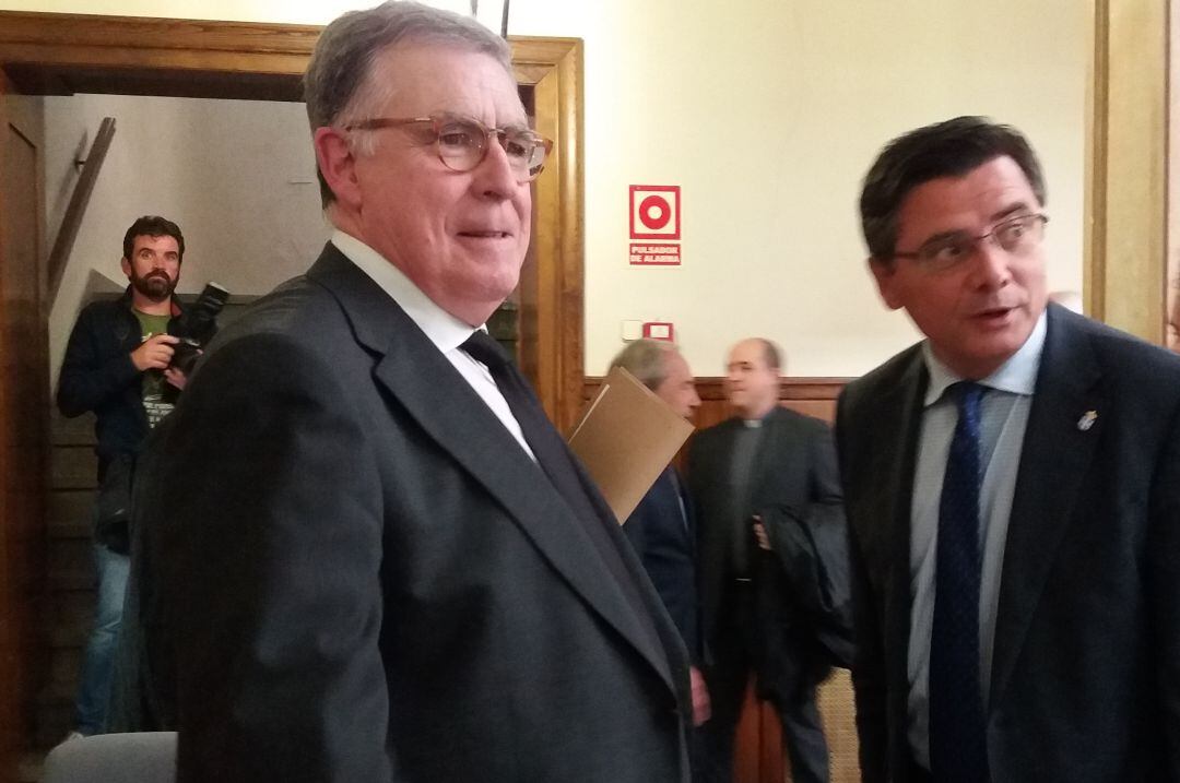 El presidente del Tribunal Superior de Justicia de Asturias, Ignacio Vidau, acompañado por el presidente de la Junta General del Principado, Pedro Sanjurjo, tras el acto solemne de apertura del Año Judicial.