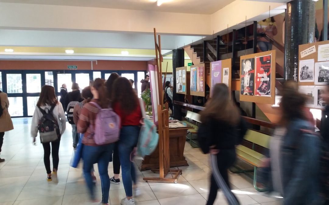 Estudiantes del Instituto Aramo salen al recreo mientras en el salón de actos del centro se celebraban las reuniones de los directores sobre el coronavirus.