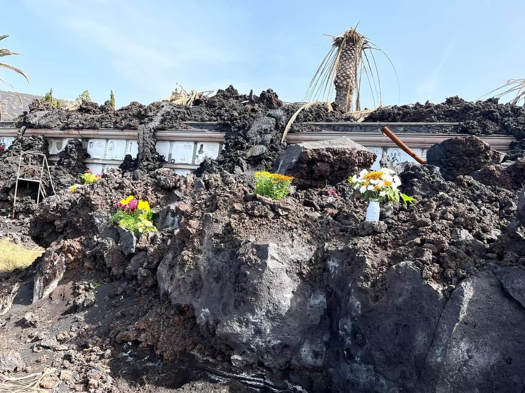 Las flores fueron depositadas al pie de las lavas que engulleron los nichos