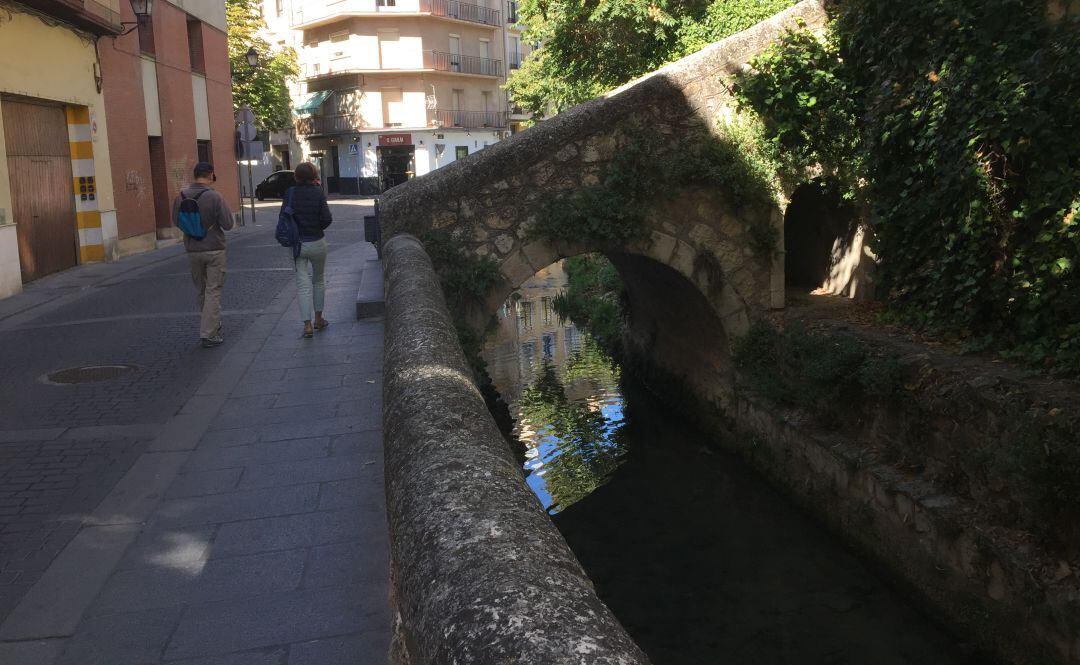 La calle de los Tintes sigue el curso del río Huécar