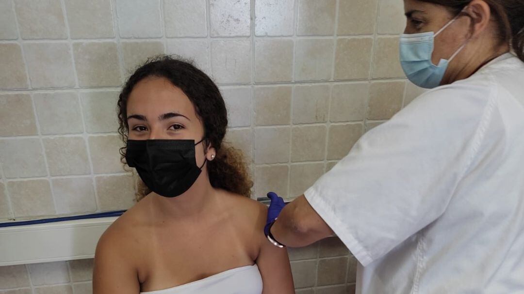 Los equipos de vacunación administran vacunas contra la COVID19 en el Aulario de Guajara (Tenerife)