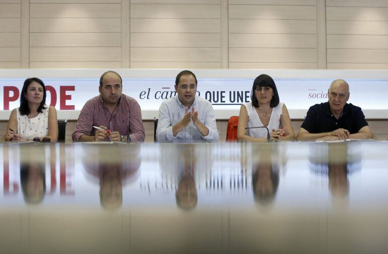 GRA090. MADRID, 09/07/2015.- La secretara de Política Municipal del PSOE, Adriana Lastra (i); el secretario de Organización, César Luena (c); la secretaria de Ciencia, Participación y Política en Red, María González Veracruz (2-d), y el parlamentario vasc