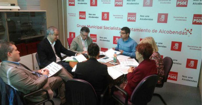 El portavoz del PSOE Alcobendas Rafael Sánchez Acera junto a su equipo