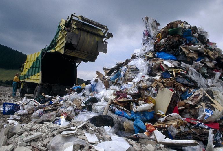 Un camión de la basura opera en un centro de residuos. Archivo.