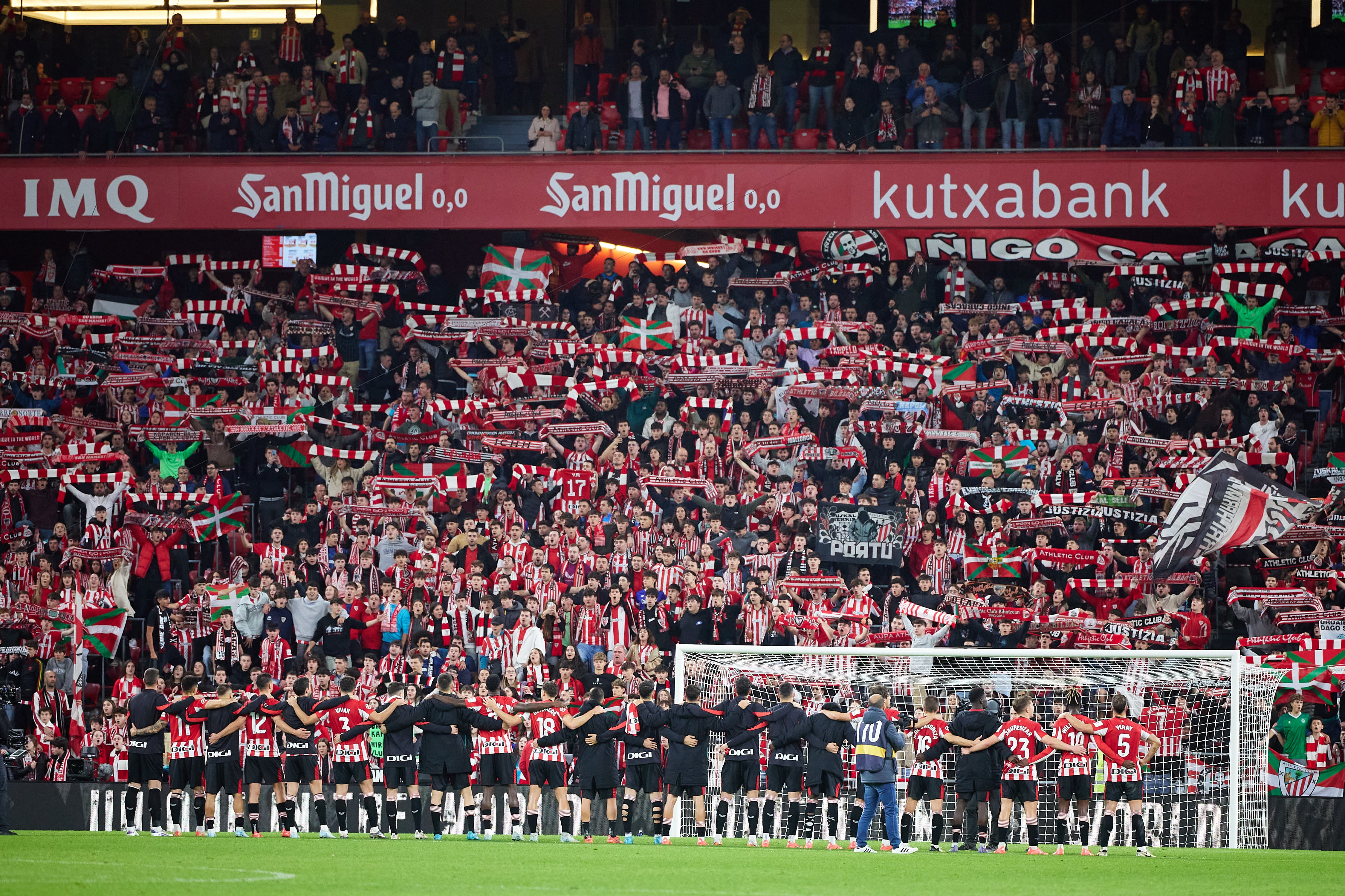 La afición del Athletic Club celebra el triunfo ante el Real Madrid