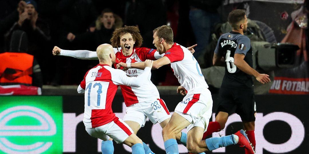 Los jugadores del Slavia celebran un gol