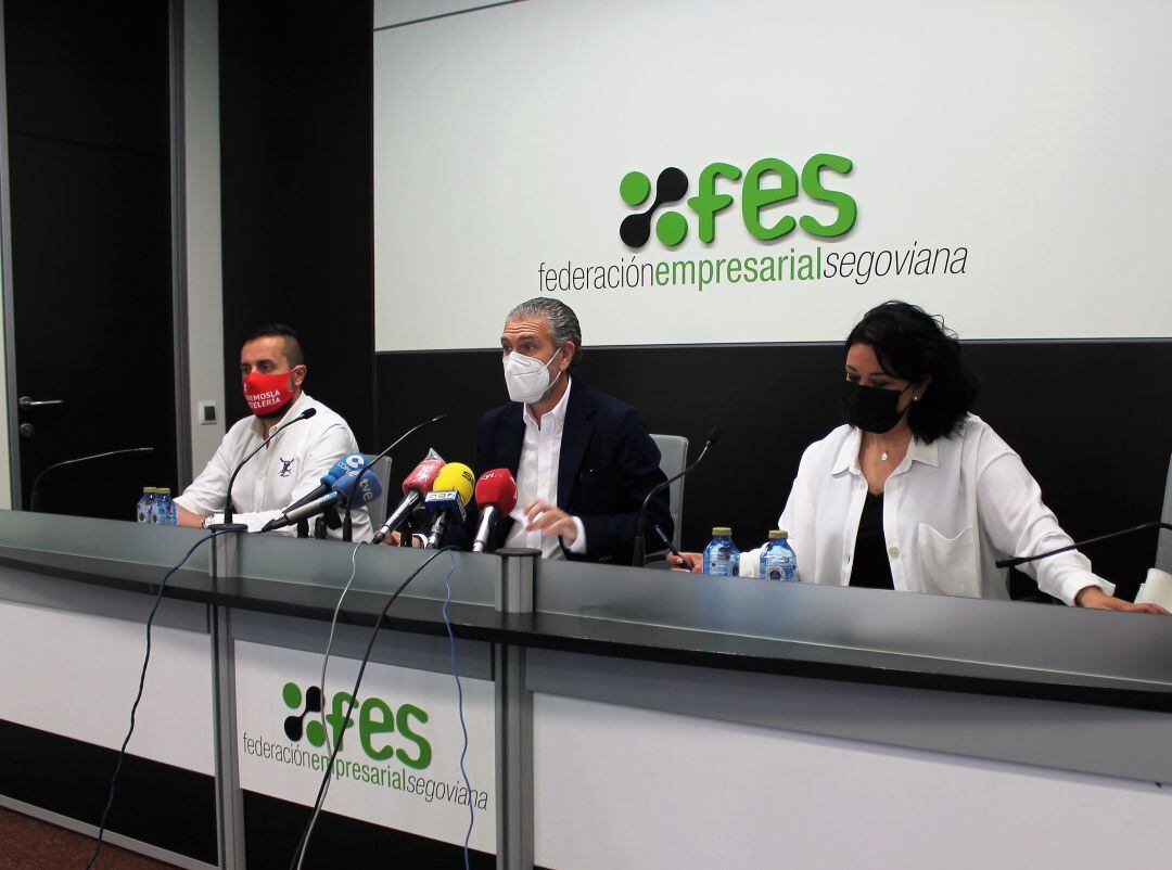 Jesús Castellanos, presidente HOTUSE, Andrés Ortega, presidente FES, y Rocío Ruiz, directora Restaurante José María y presidenta de la comision FES de hostelería