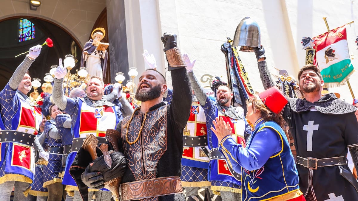 Elda muestra una gran devoción durante el emotivo Traslado de San Antón