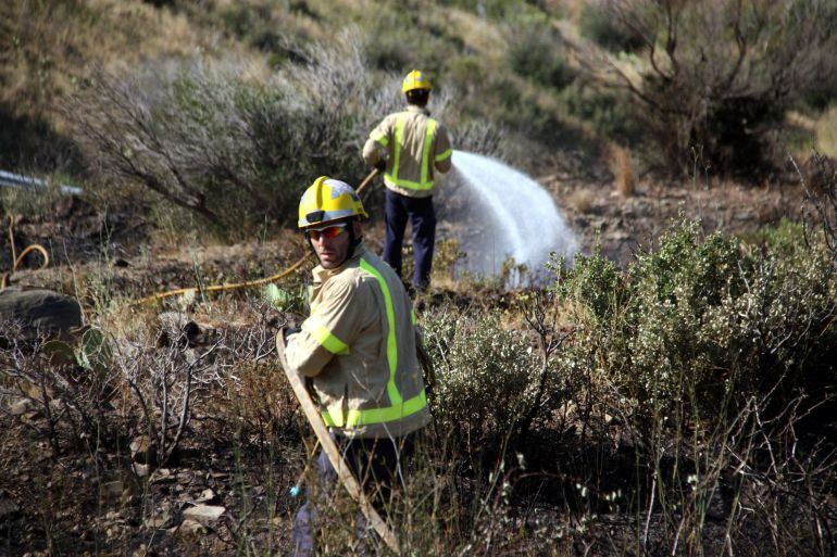 Bomberos forestales trabajan en la extinción de un incendio controlado.