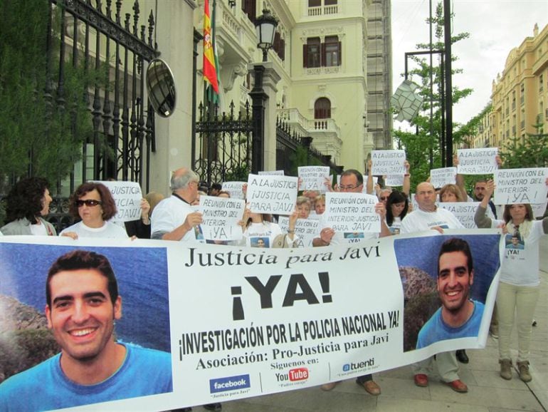 Concentración de familiares y amigos de Javier Joyanes pidiendo la reapertura de la investigación.