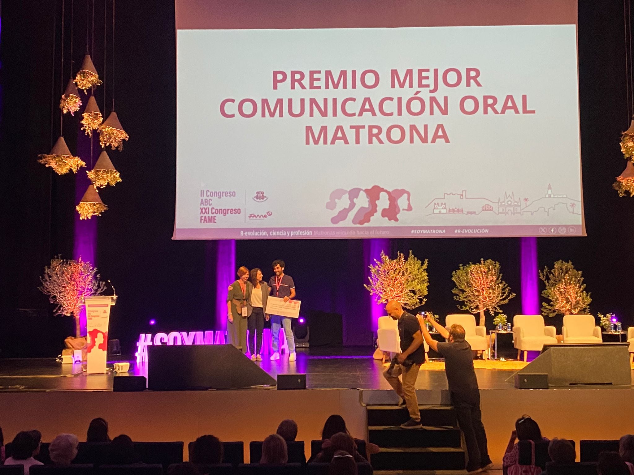 Momento de la entrega en el Congreso Nacional de Matronas de España.