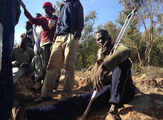 Uno de los heridos que habitan en el campamento del monte Gurugú. Este Senegalés asegura haber sido víctima de &quot;una paliza de los militares marroquíes&quot;