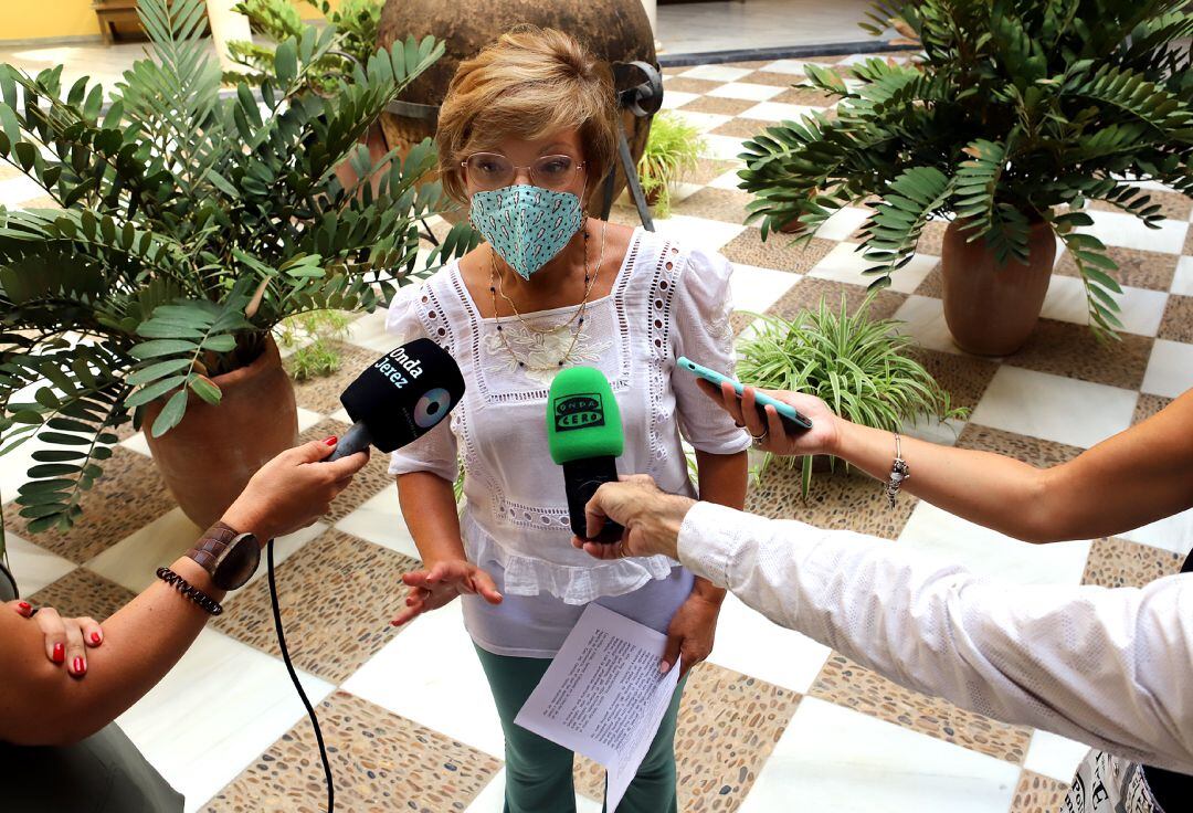 Carmen Collado atendiendo a los periodistas