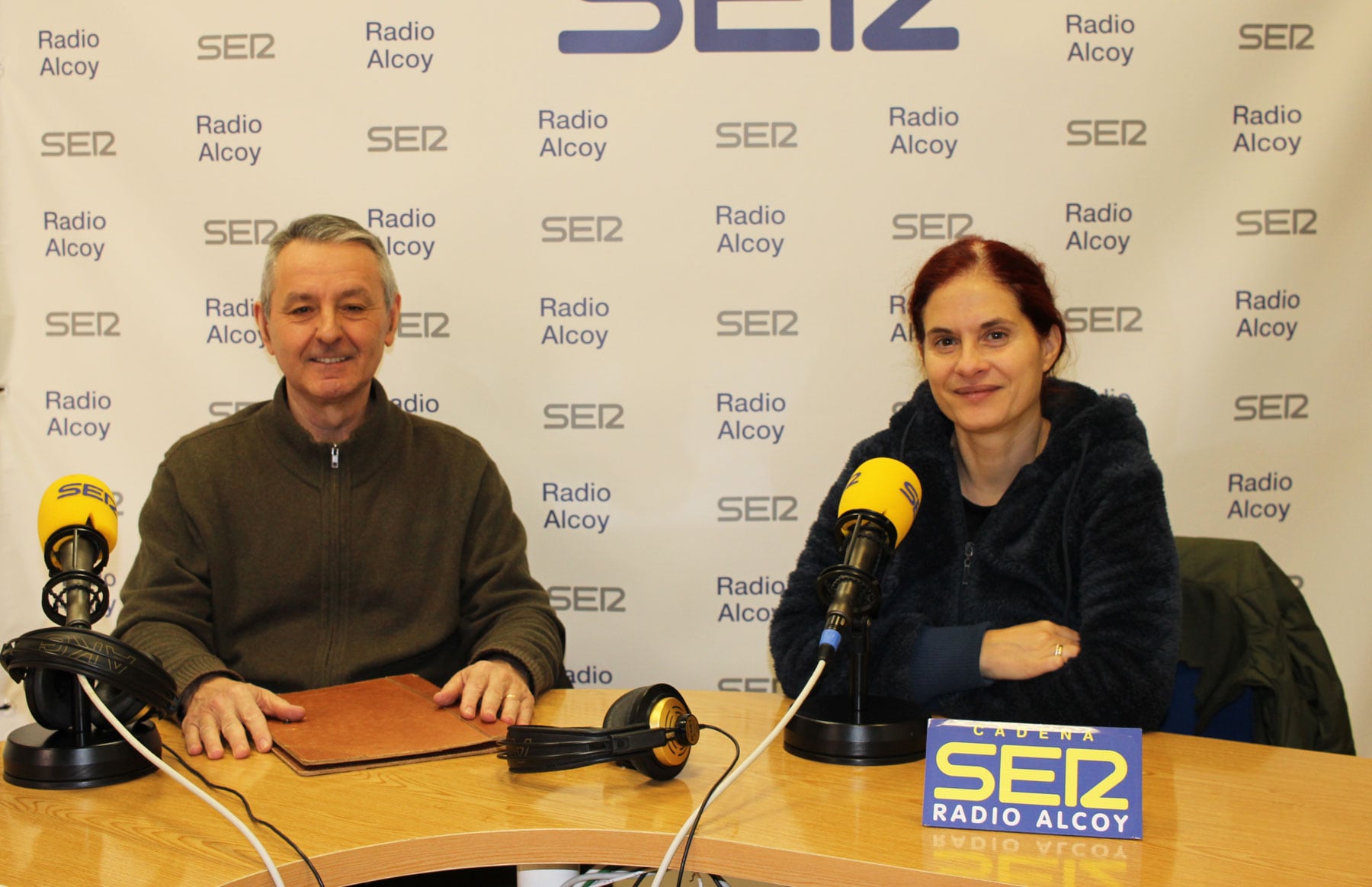 Paco Seguí y Ana Belen Ruiz, en el estudio central de Radio Alcoy