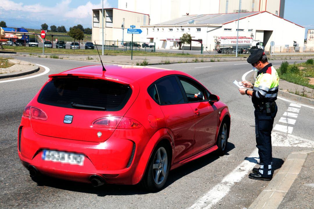 Tant la DGT com els mossos han identificat uns 2.800 conductors que van comprar carnets falsos però no els han anul·lat el permís