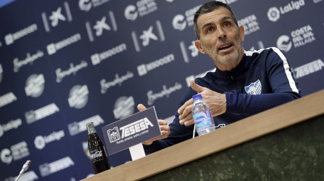 Juan Ramón Muñiz contesta una pregunta en la sala de prensa de La Rosaleda