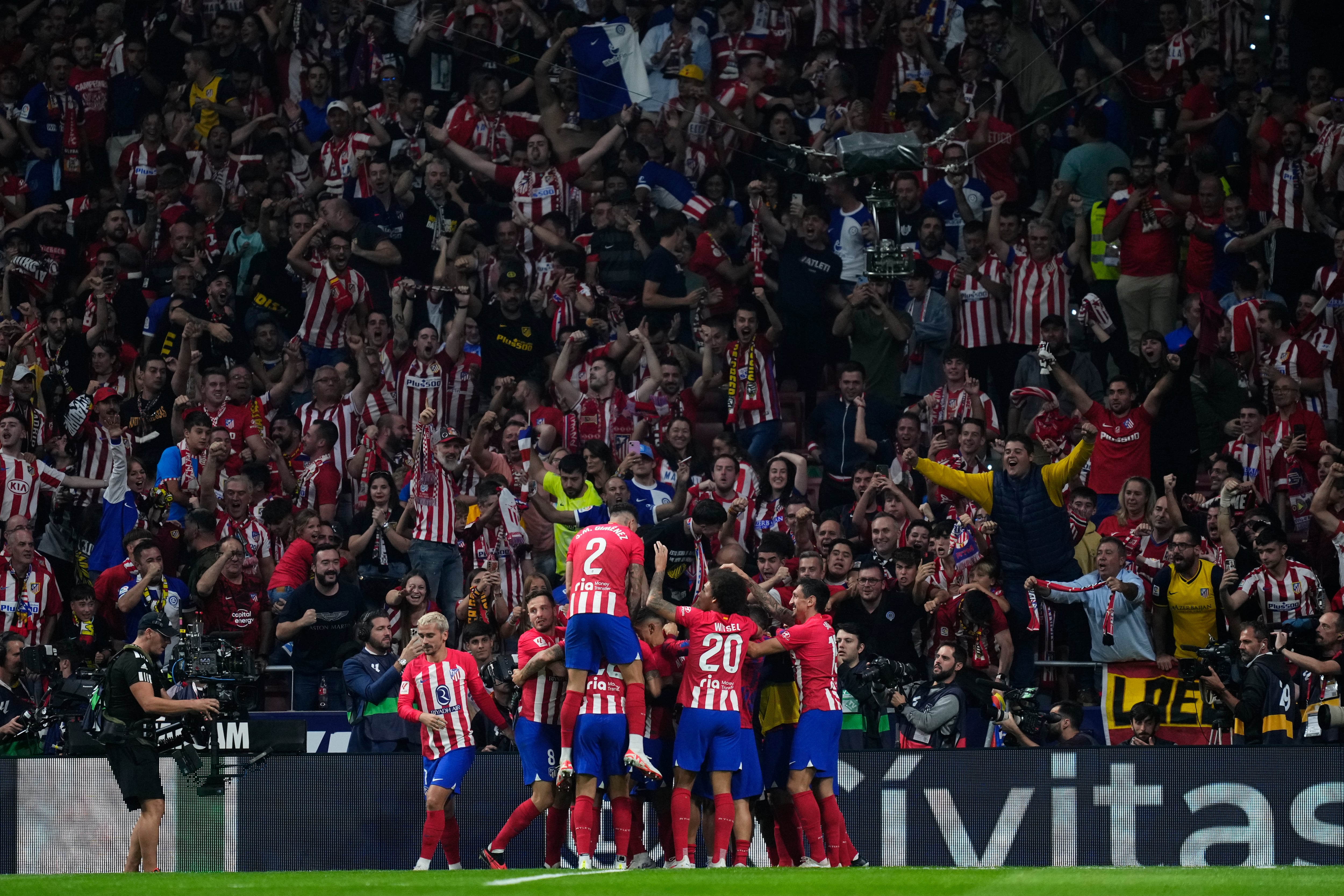 Los jugadores del Atlético de Madrid celebran con su afición uno de los goles del derbi.