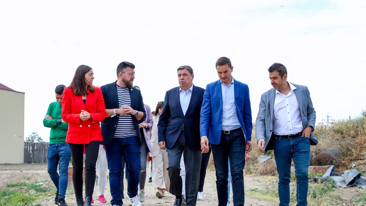 El ministro de Agricultura. Luis Planas, anima a buscar la denominación de origen del espárrago del sur de Madrid