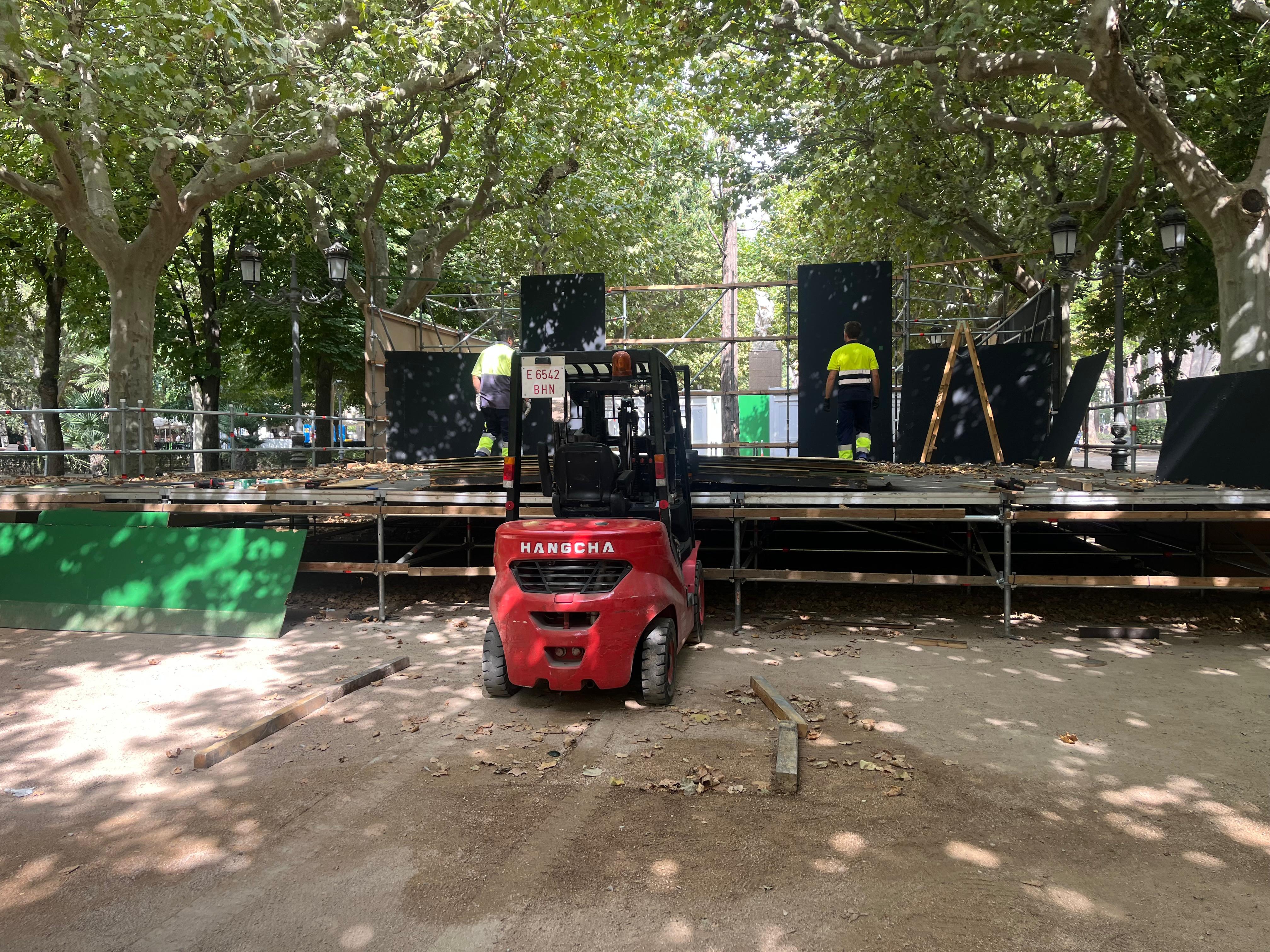 Trabajos de desmontaje este lunes del escenario del parque Miguel Servet