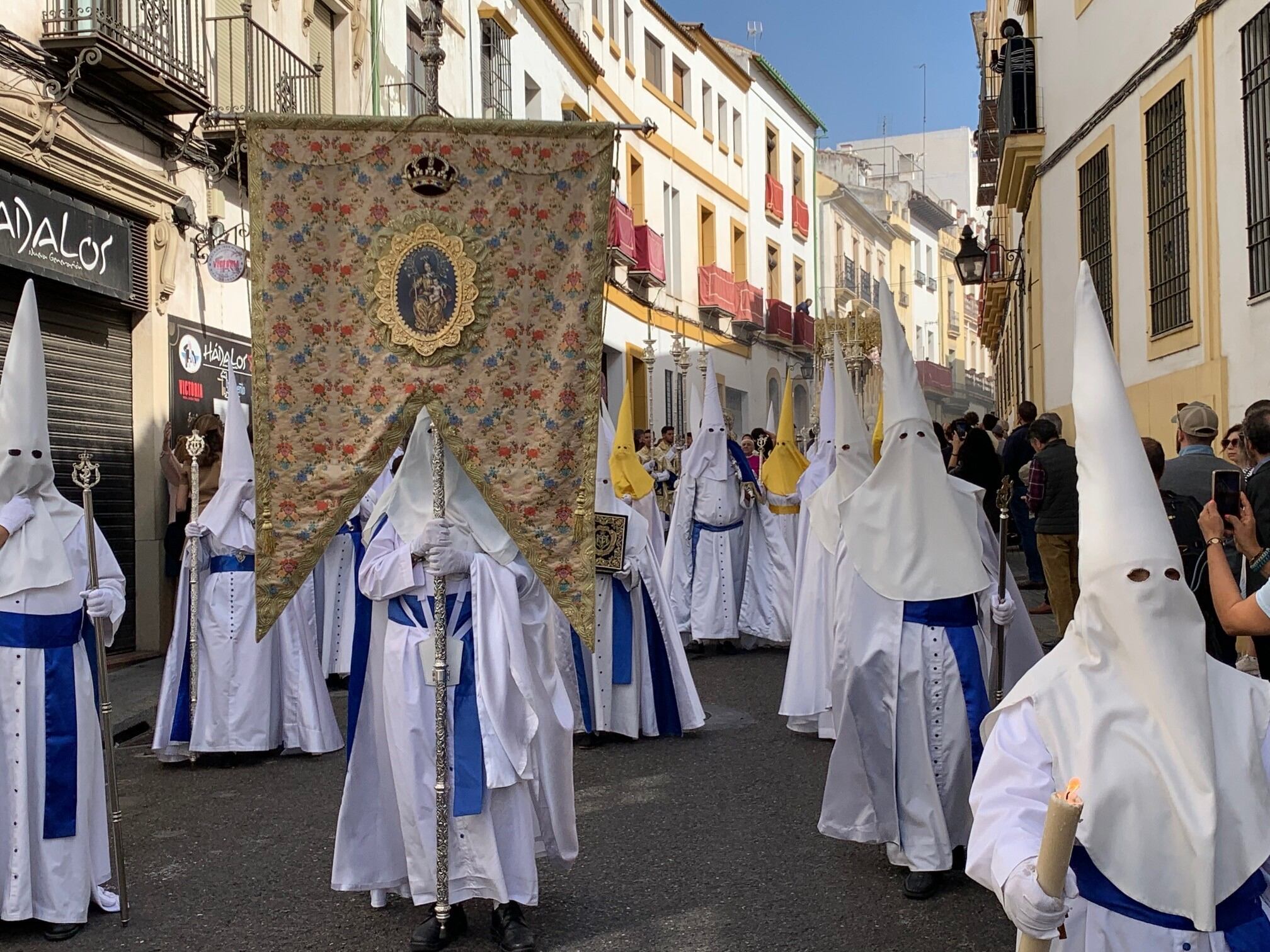 Nazarenos del Resucitado en la calle San Fernando