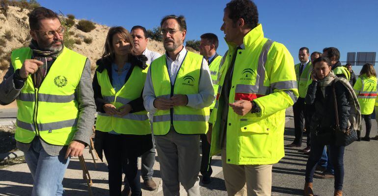 El consejero de Fomento, Felipe López (centro),junto a otras autoridades provinciales durante su visita a la Autovía del Olivar.