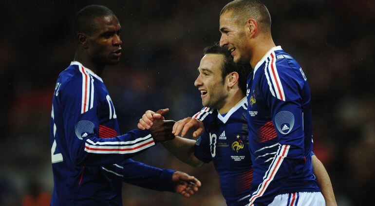 Mathieu Valbuena celebra un gol con Eric Abidal (izquierda) y Karim Benzema (derecha).