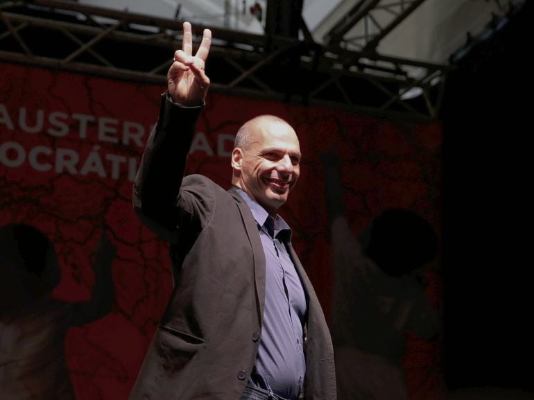 El exministro de Finanzas griego Yanis Varoufakis, a su llegada a la presentación del &quot;Plan B&quot;, con el que personalidades políticas, sociales e intelectuales pretenden &quot;democratizar radicalmente&quot; las instituciones europeas y &quot;romper el régimen de la auste