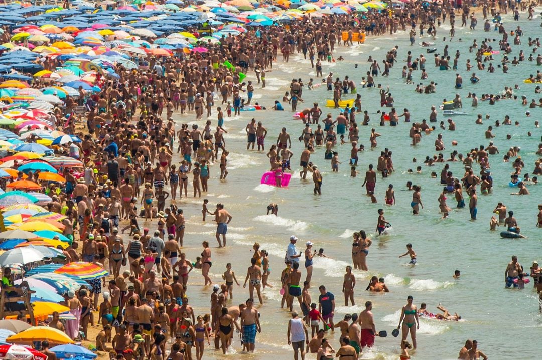 Imagen de una playa de Benidorm llena a rebosar