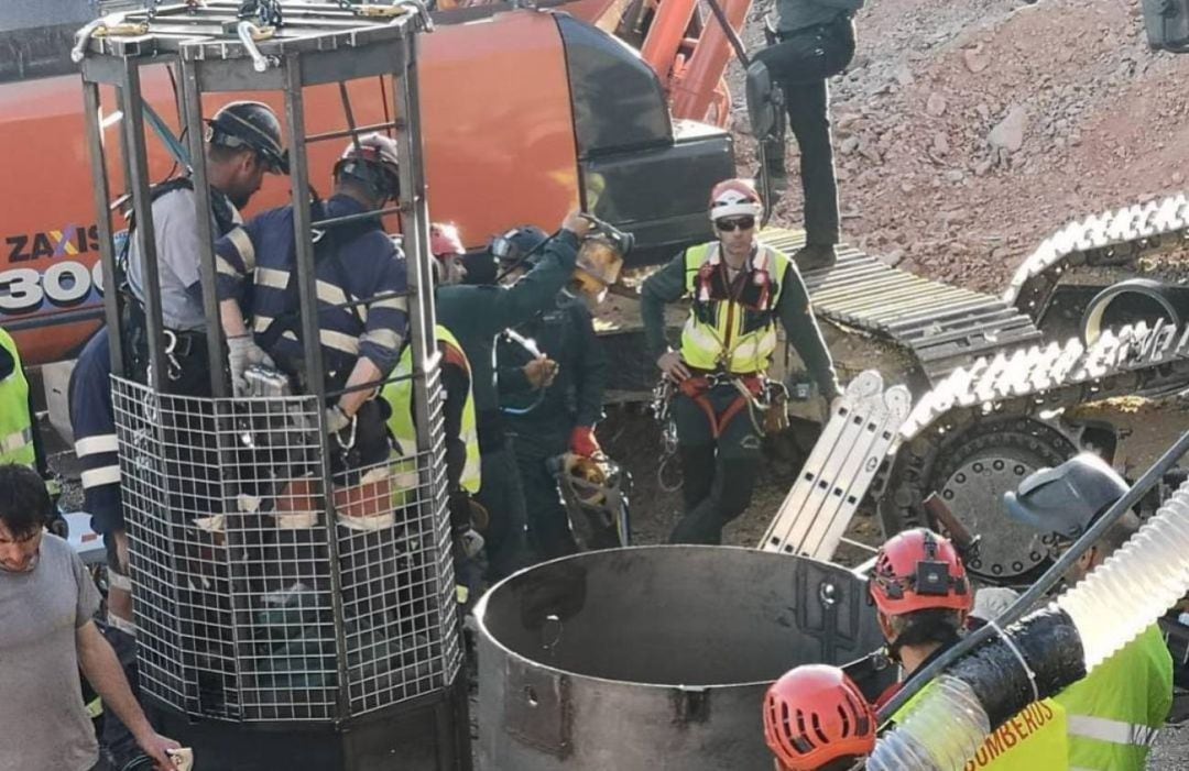 Los servicios de emergencia han rescatado a un hombre indocumentado y lo han trasladado al hospital para ser atendido 