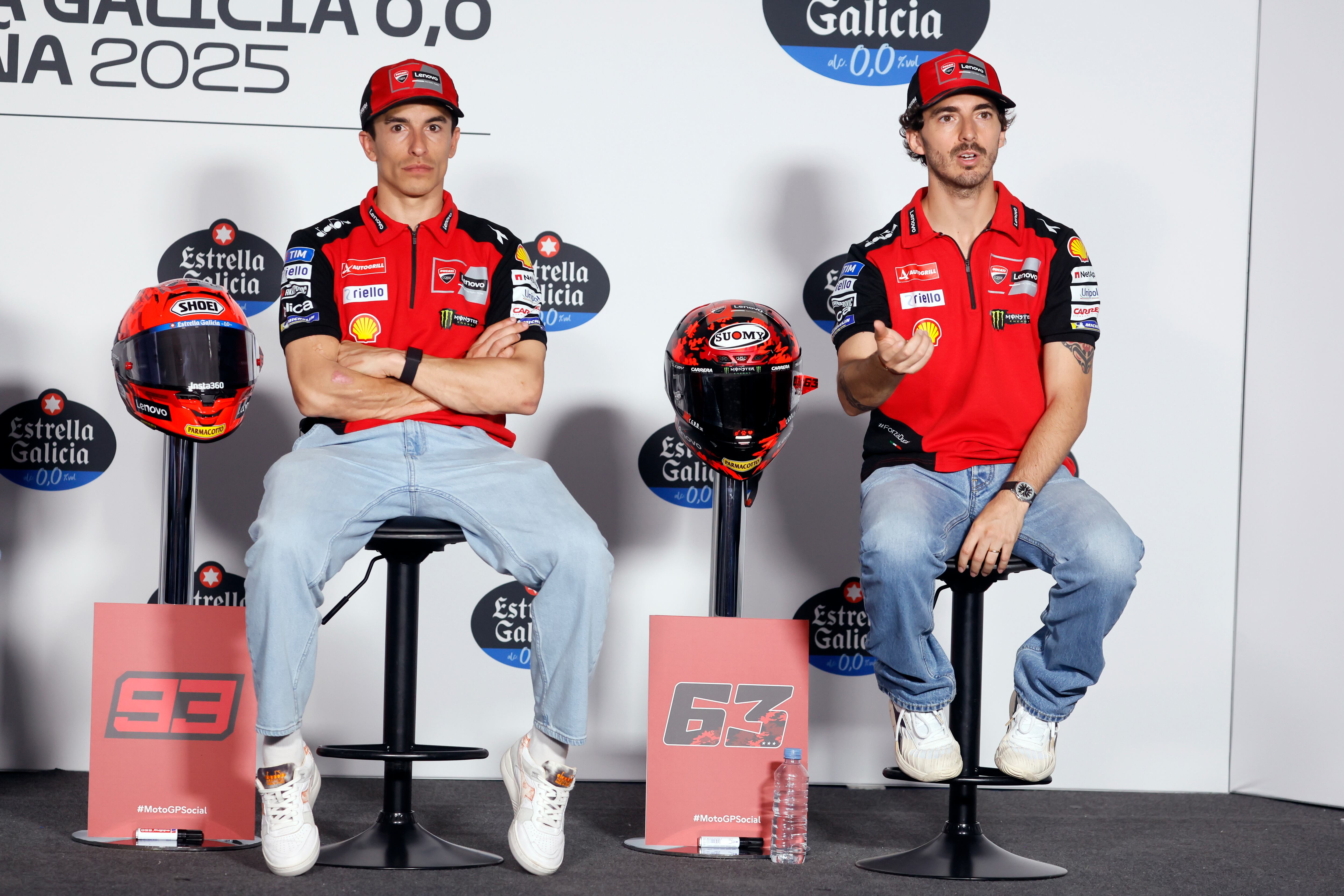 GRAFAND8075. JEREZ DE LA FRONTERA (CÁDIZ), 24/04/2025.- Los pilotos de Moto GP, el español Marc Márquez de Ducati Lenovo Team y el italiano Francesco Bagnaia de Ducati Lenovo Tea, en rueda de prensa en el Circuito de Jerez-Ángel Nieto previa al Gran Premio de España de Motociclismo, puntuable para el Mundial de la especialidad, que se desarrollará desde este viernes al domingo. EFE/José Manuel Vidal