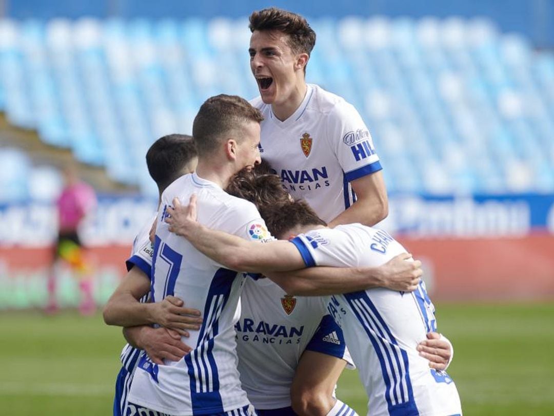 Francés celebra con sus compañeros el gol de Iván Azón al Almería