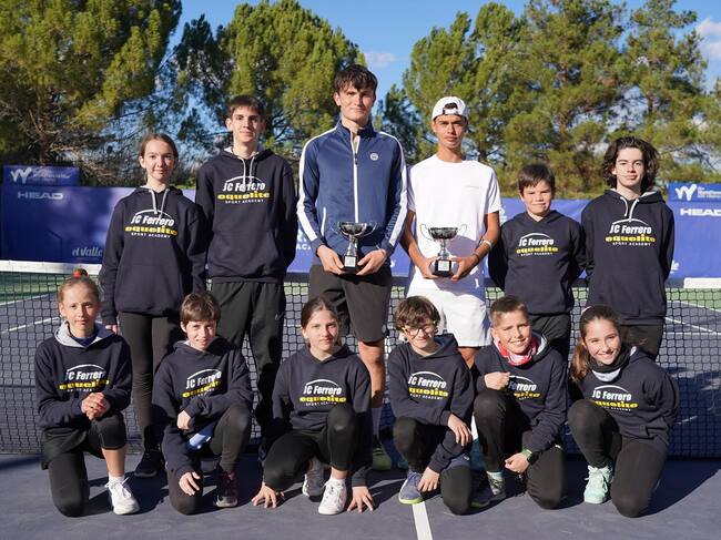 Los finalistas, con el equipo de recogepelotas