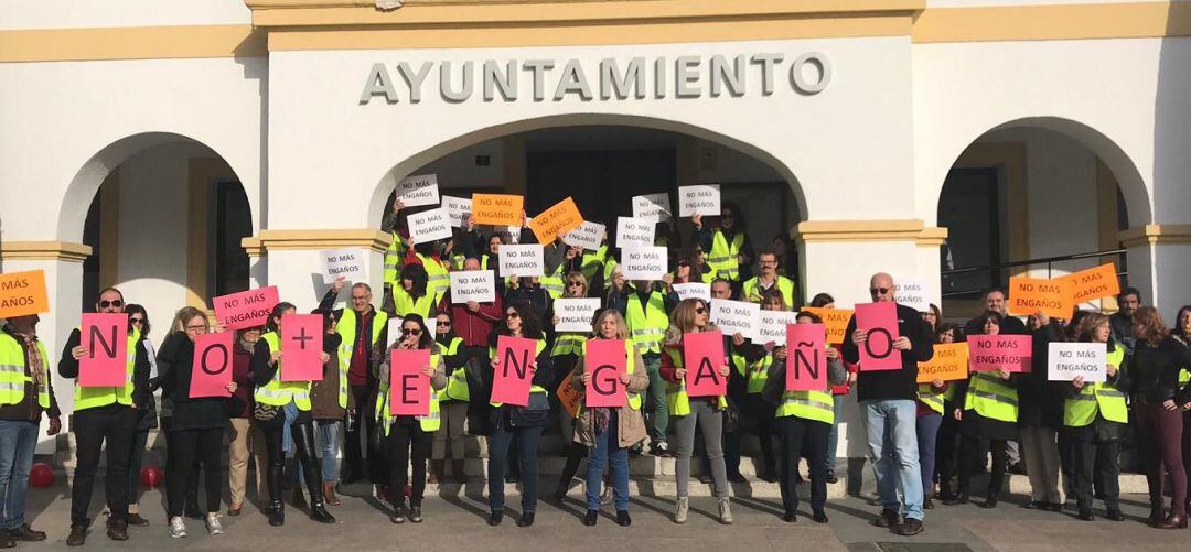 Auxiliares de Sanse protestan a las puertas del ayuntamiento y denuncian falta de personal