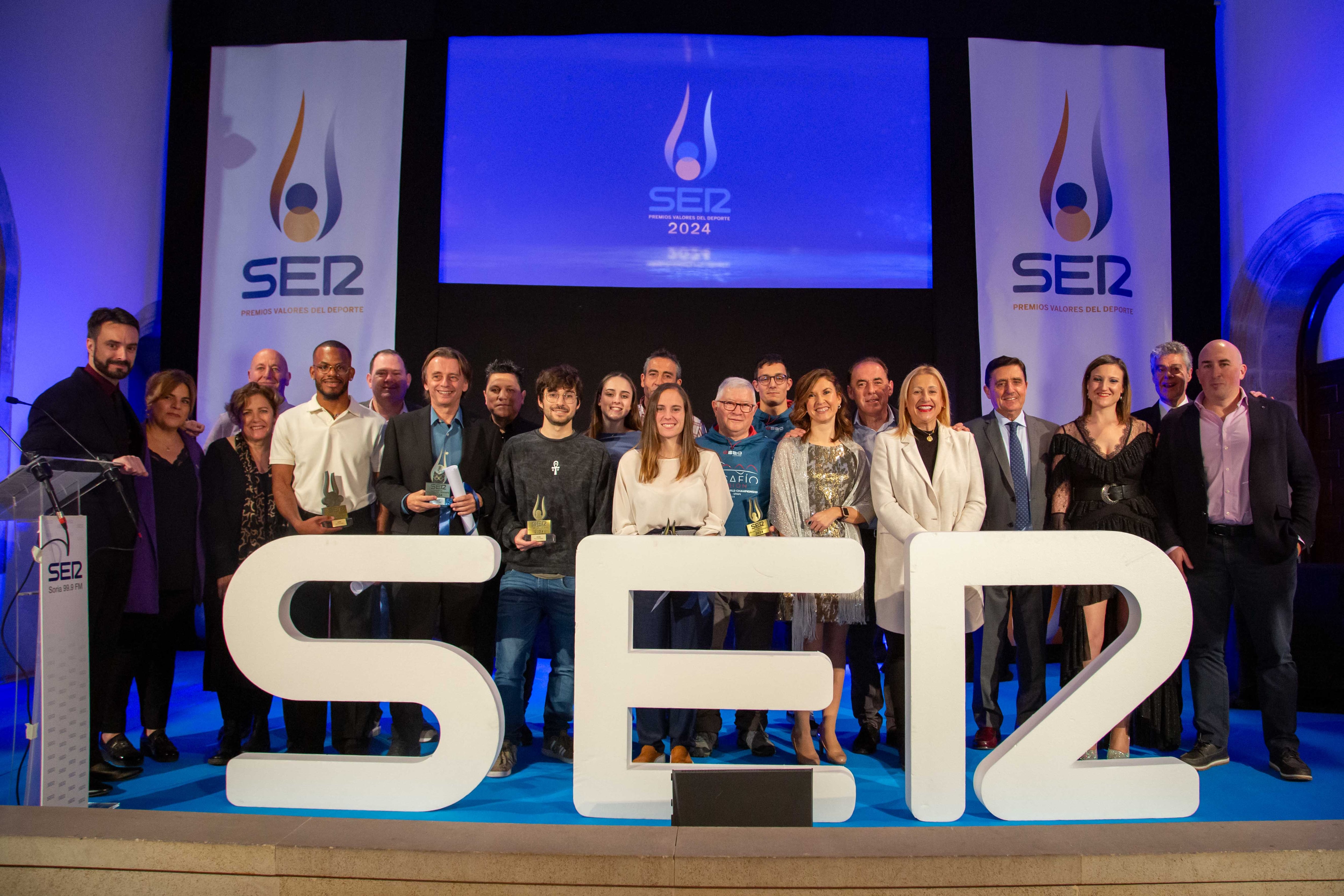 Foto de familia tras la V Gala Valores del Deporte de SER Soria.