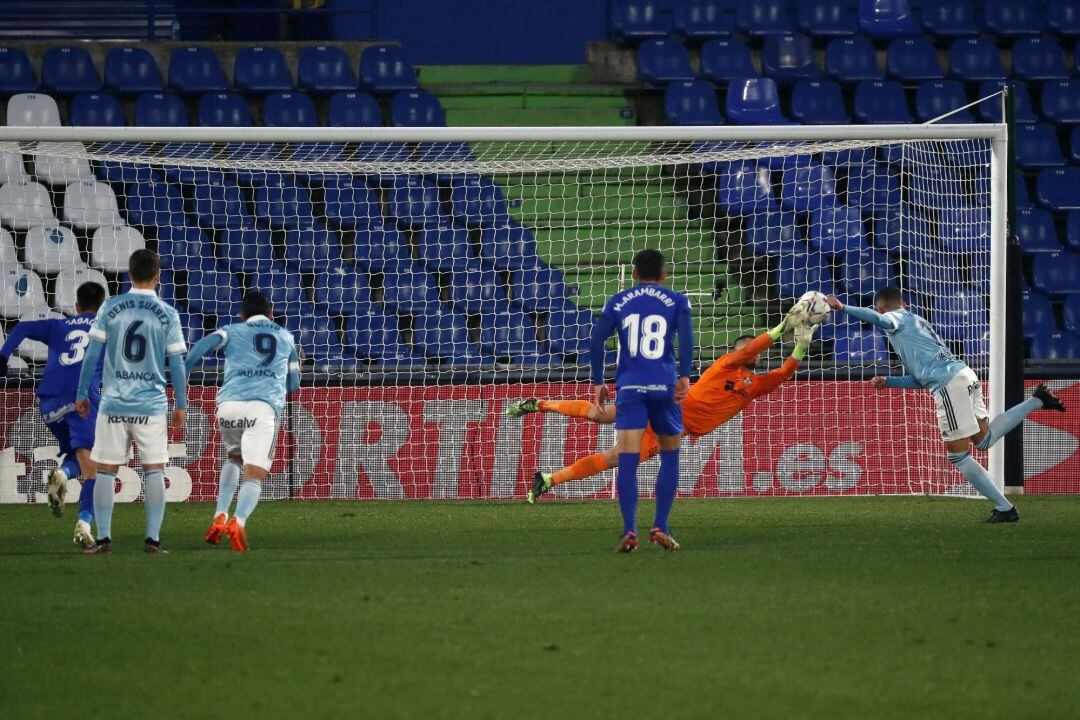 Iago marcando el penalti