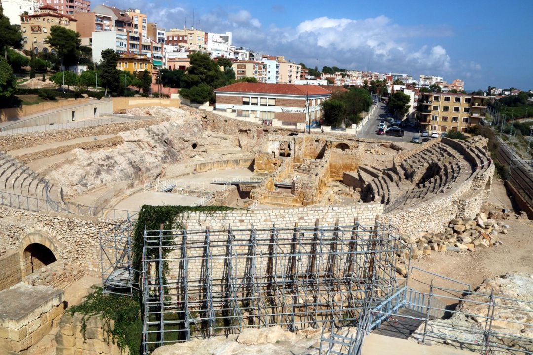 Pla general de l'amfiteatre romà de Tarragona, ja tancat al públic provisionalment, amb les bastides instal·lades fa un temps a la graderia remodelada, en primer terme. Imatge del 27 de setembre del 2019. (Horitzontal)