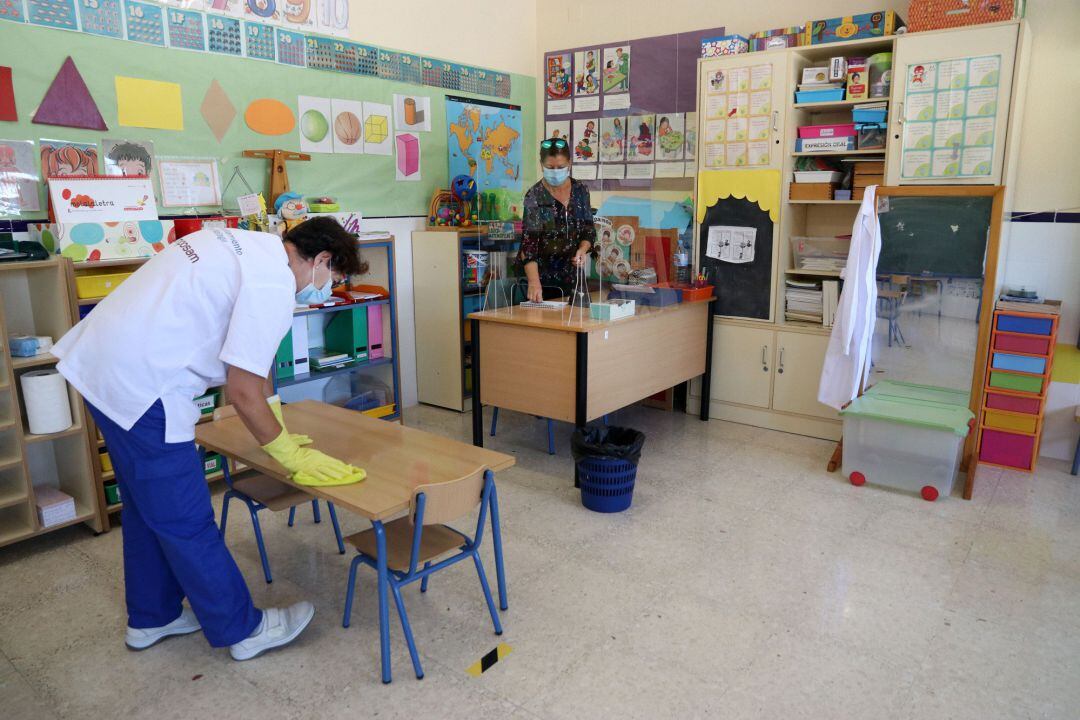 El sector de la limpieza está copado en un 80% por mujeres