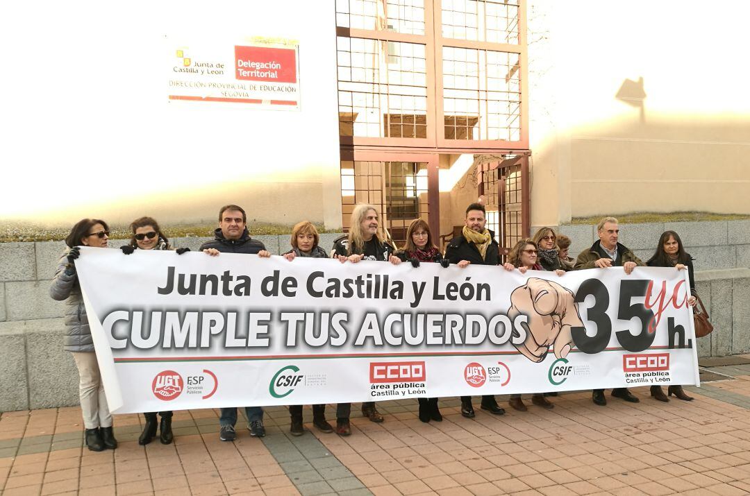 Representantes de CCOO, UGT y CSIF concentrados a las puertas de la Delegación Provincial de Educación