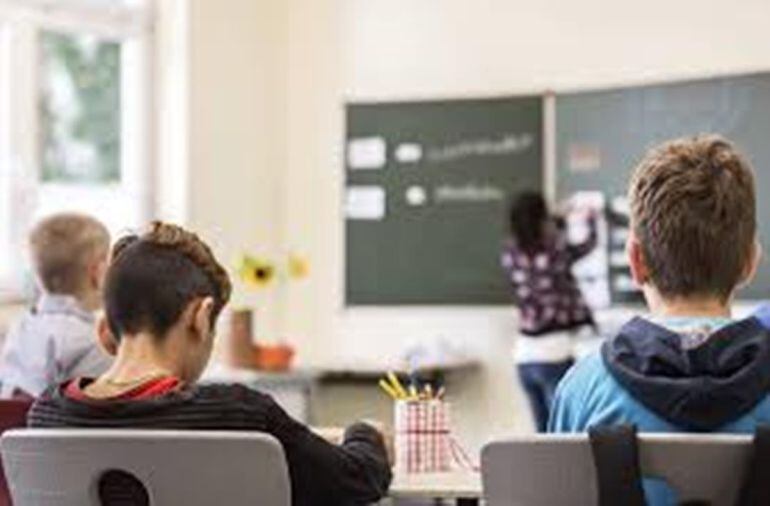 Escolares en una clase.