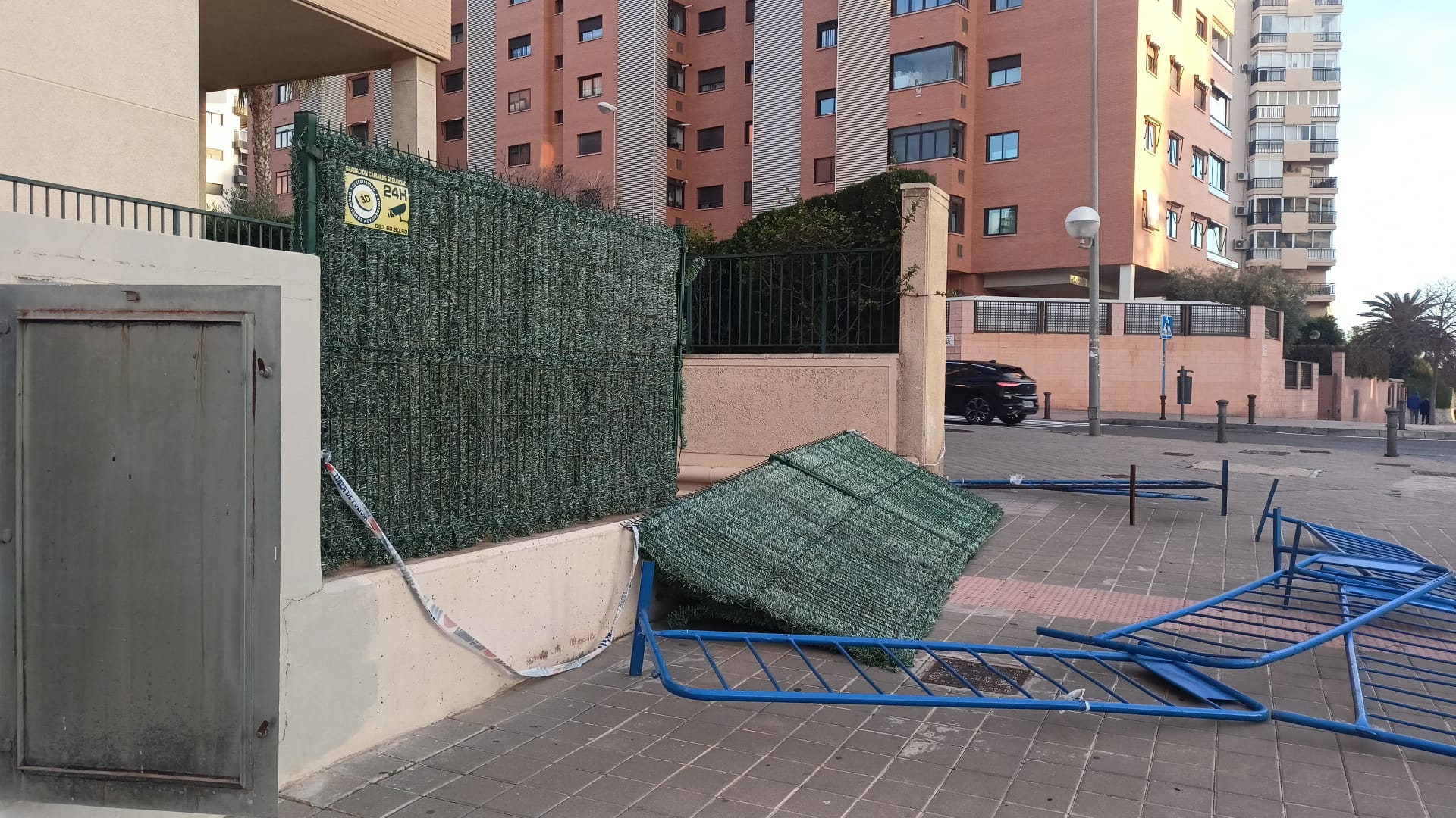 Muro de una urbanización derribado por el viento en una jornada en la que Alicante está en alerta amarilla por fuertes ráfagas