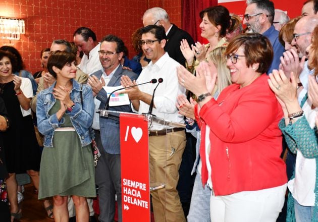 Jose Manuel Caballero, es aplaudido minutos antes de la comparecencia pública tras ser propuesto, por unanimidad, como candidato a seguir presidiendo la Diputación de Ciudad Real