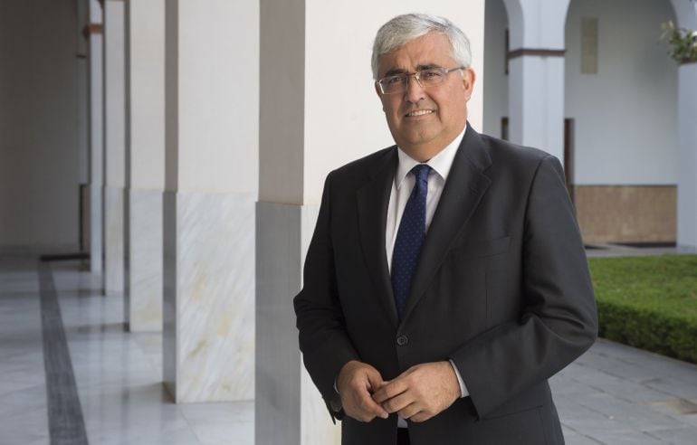 El consejero andaluz de Economía y Conocimiento, Antonio Ramírez de Arellano, posa en el Parlamento de Andalucía en Sevilla.