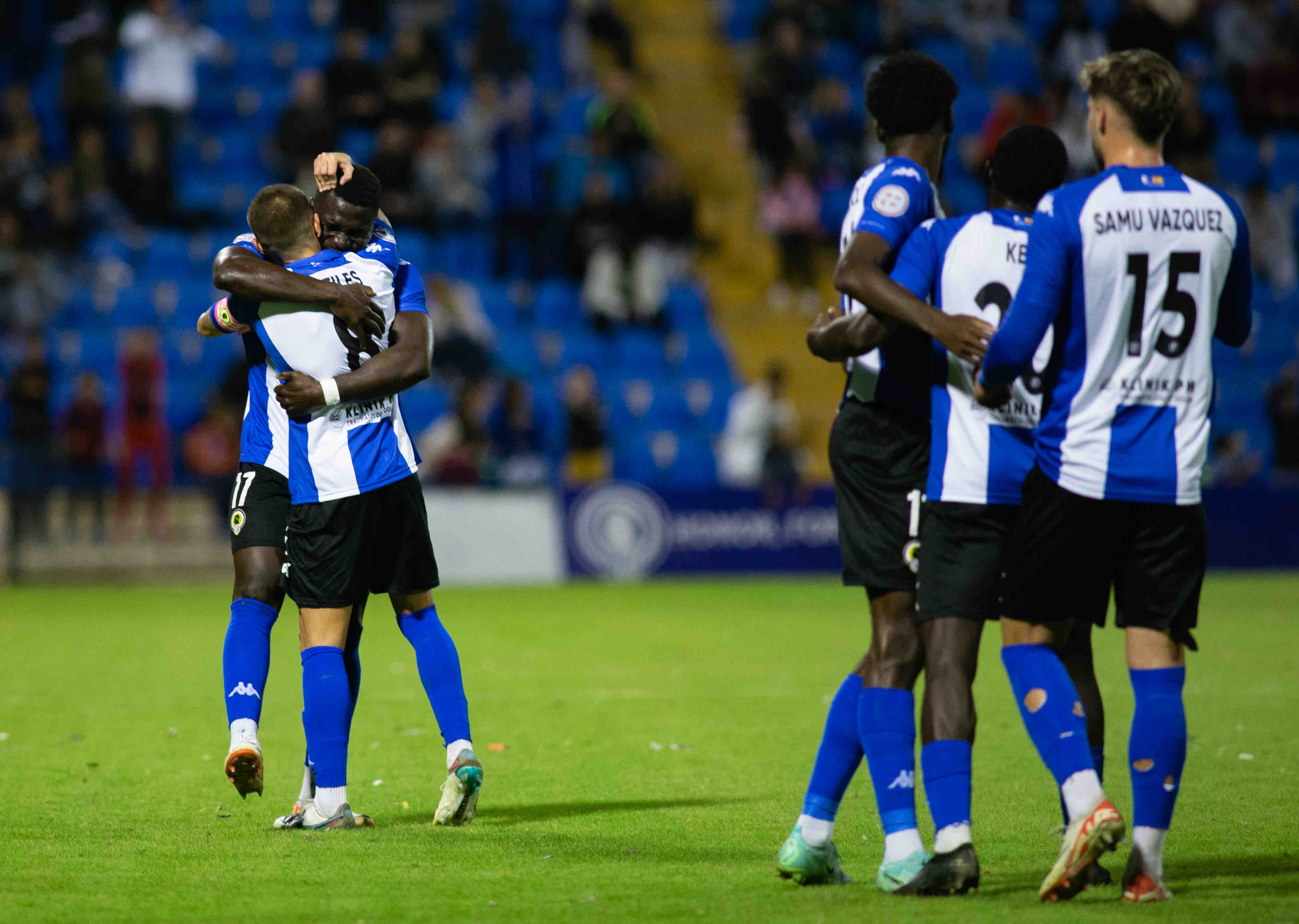 Artiles y Mendes celebran el gol anotado por el equipo, en el Rico Pérez