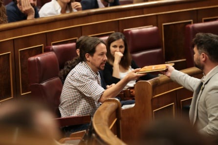 El portavoz de ERC en el Congreso, Gabriel Rufián, entrega un libro escrito por Oriol Junqueras a Pablo Iglesias.