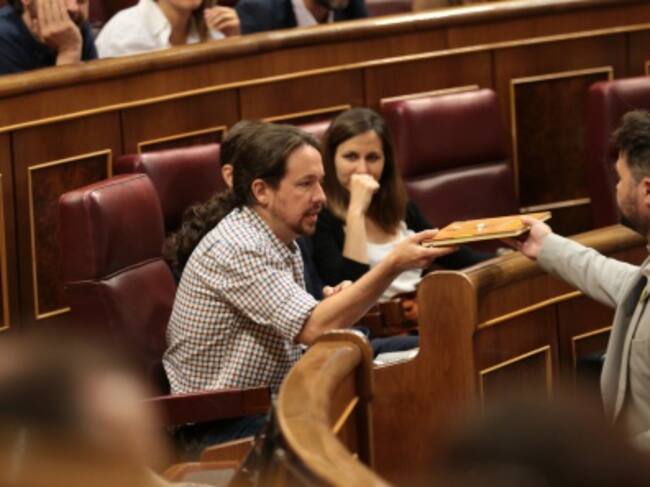 El portavoz de ERC en el Congreso, Gabriel Rufián, entrega un libro escrito por Oriol Junqueras a Pablo Iglesias.