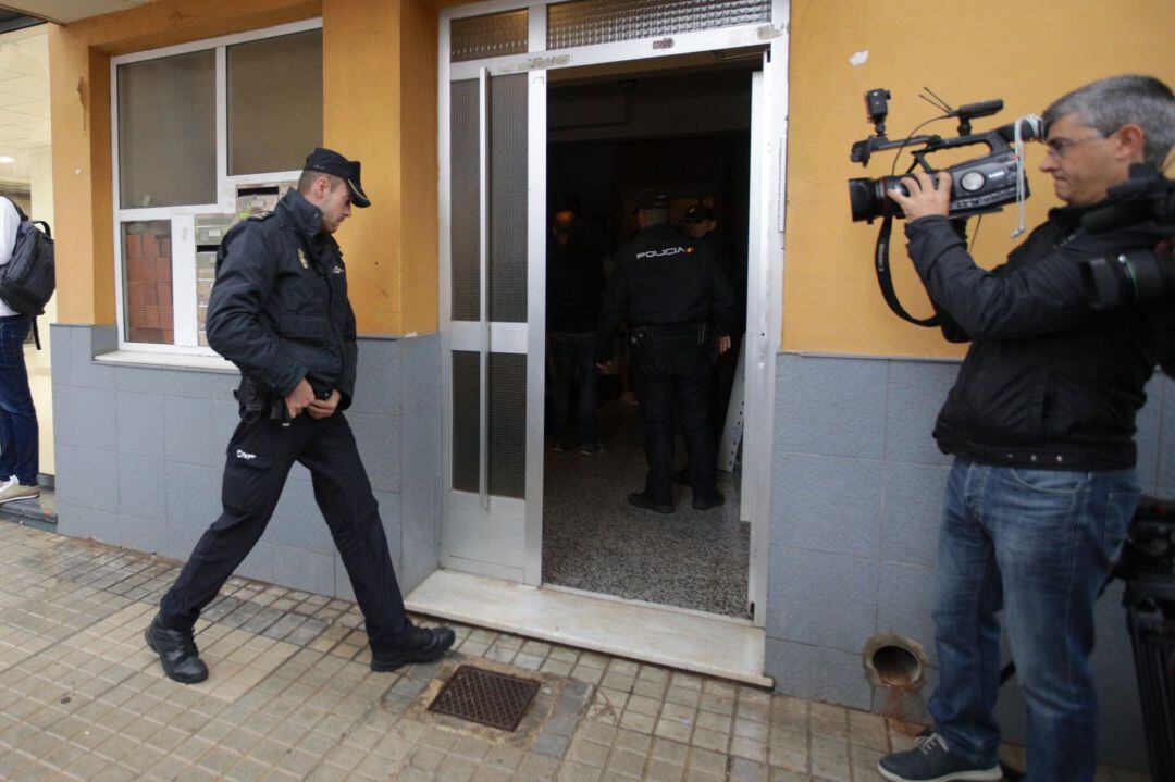 Una mujer de 44 años, de nacionalidad rusa ha fallecido la pasada madrugada en Dénia (Alicante) degollada presuntamente a manos de su expareja sentimental