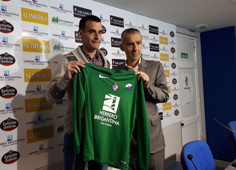 Javier Mandaluniz competirá con Dinu Moldovan por defender el portal blanquiazul