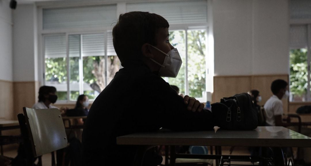 Un niño con mascarilla en un aula de un colegio de Madrid.