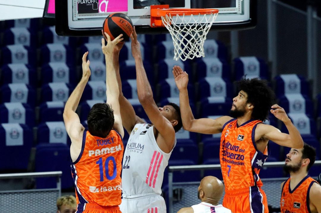 El pívot caboverdiano del Real Madrid Walter Tavares (c) disputa un balón ante el pívot estadounidense Mike Tobey (i) y el ala-pívot francés Louis Labeyrie (d), del Valencia Basket, durante el primer encuentro de semifinales de &#039;playoff&#039; de la Liga Endesa