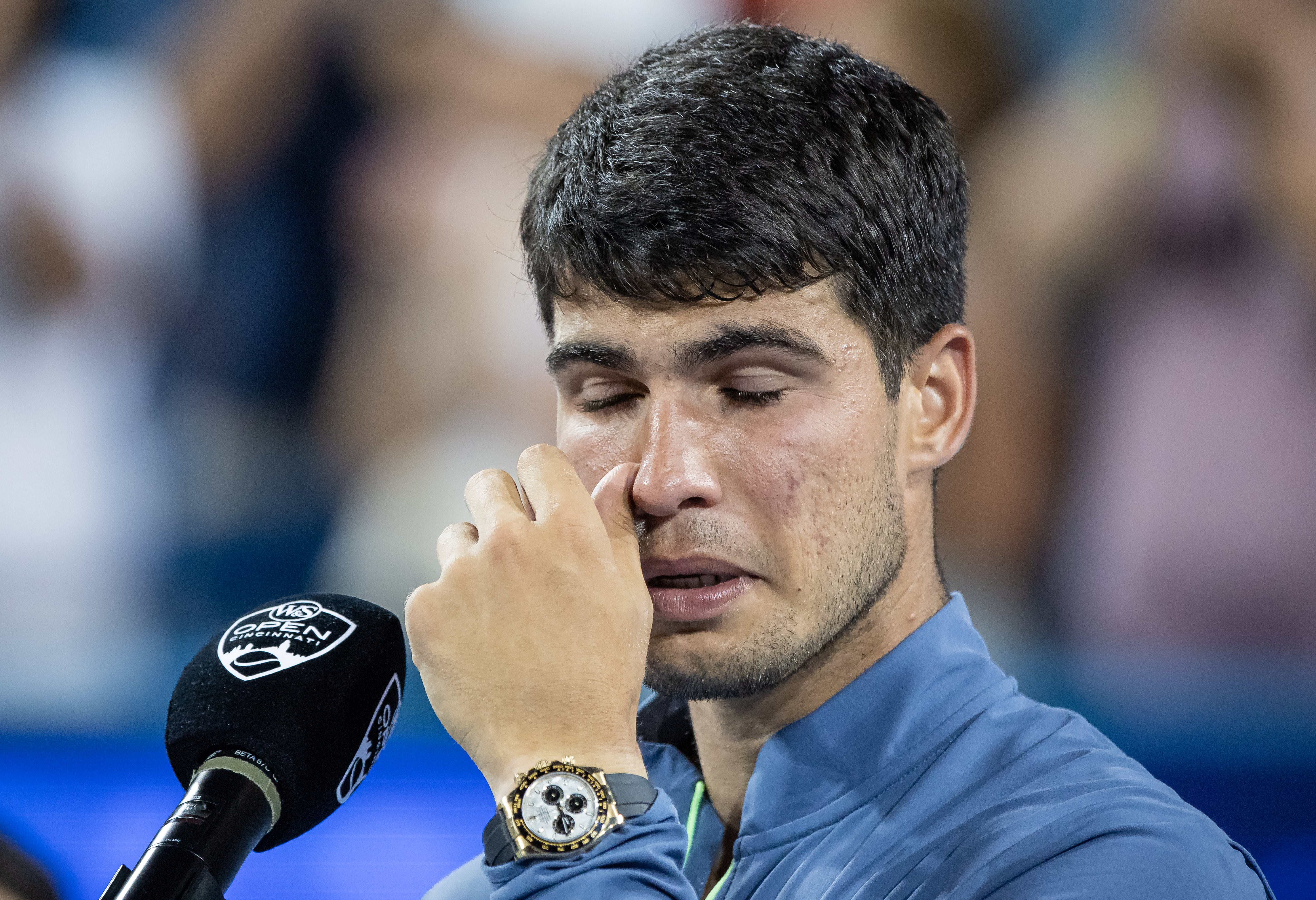 Carlos Alcaraz no puede aguantar las lágrimas tras caer derrotado ante Djokovic. (Photo by Michael Hickey/Getty Images)